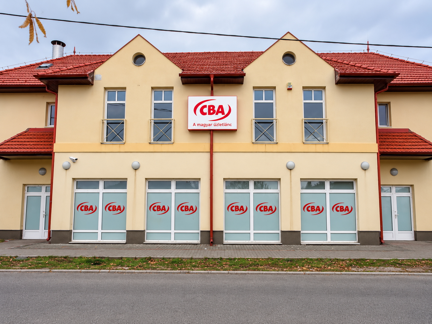 Street façade of the retail building, Nagykáta