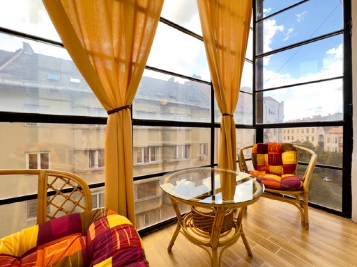 Winter garden, apartment for rent on Bartók Béla út