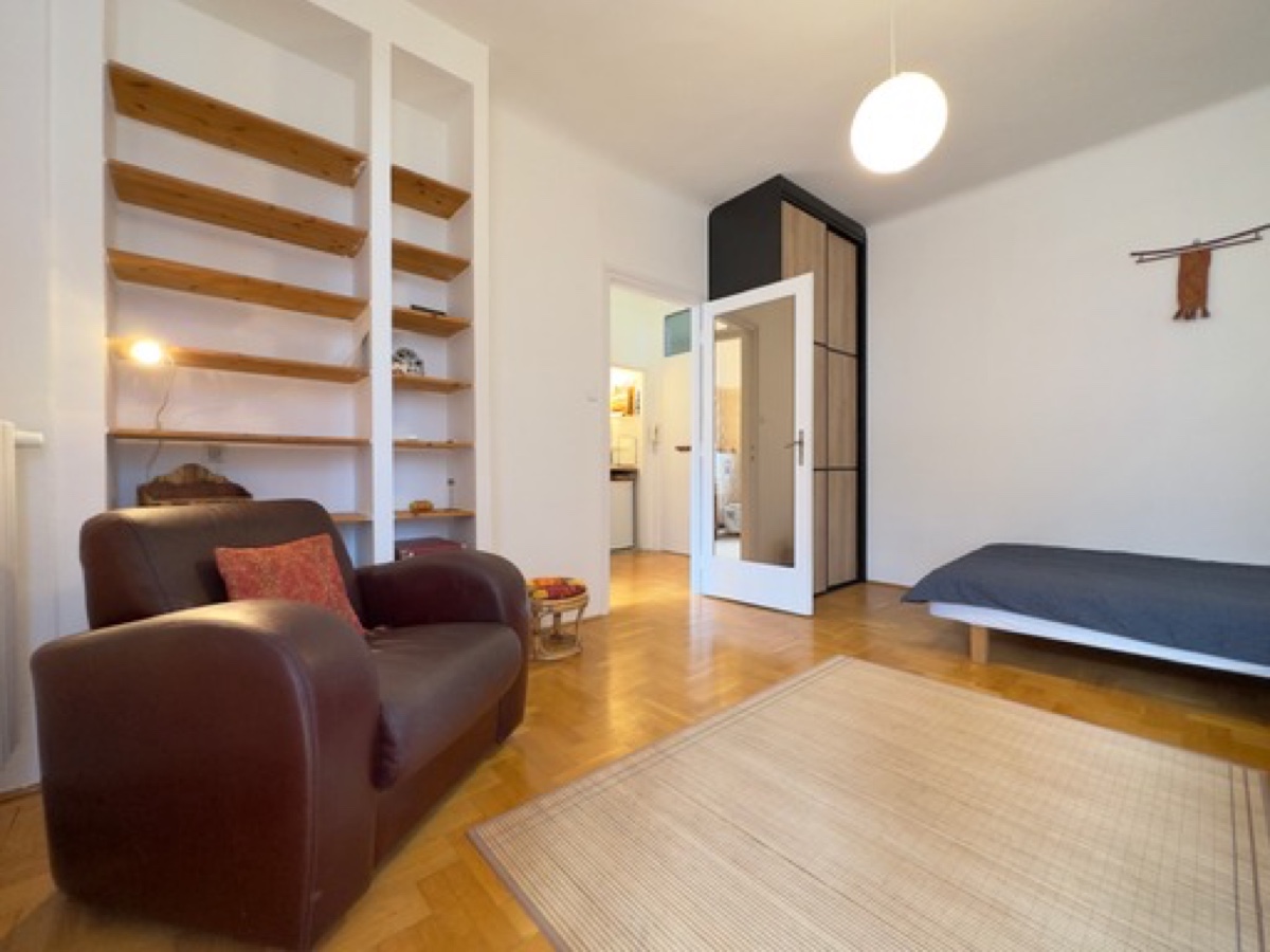 Room, built-in wardrobe and shelves
