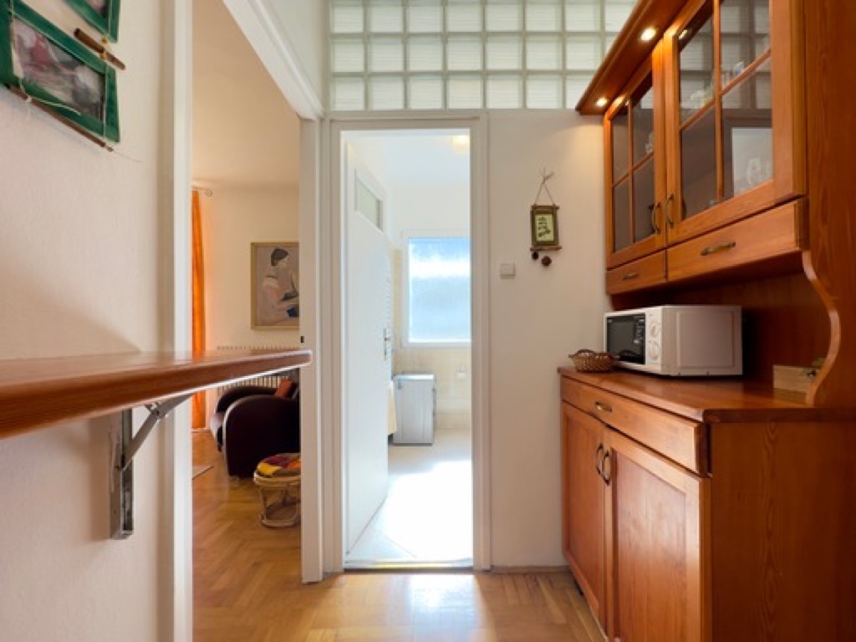 Hallway, view to the kitchen and bathroom