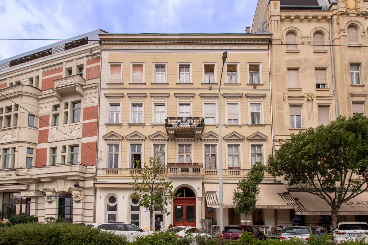 The façade of the renovated building on Belgrád rakpart