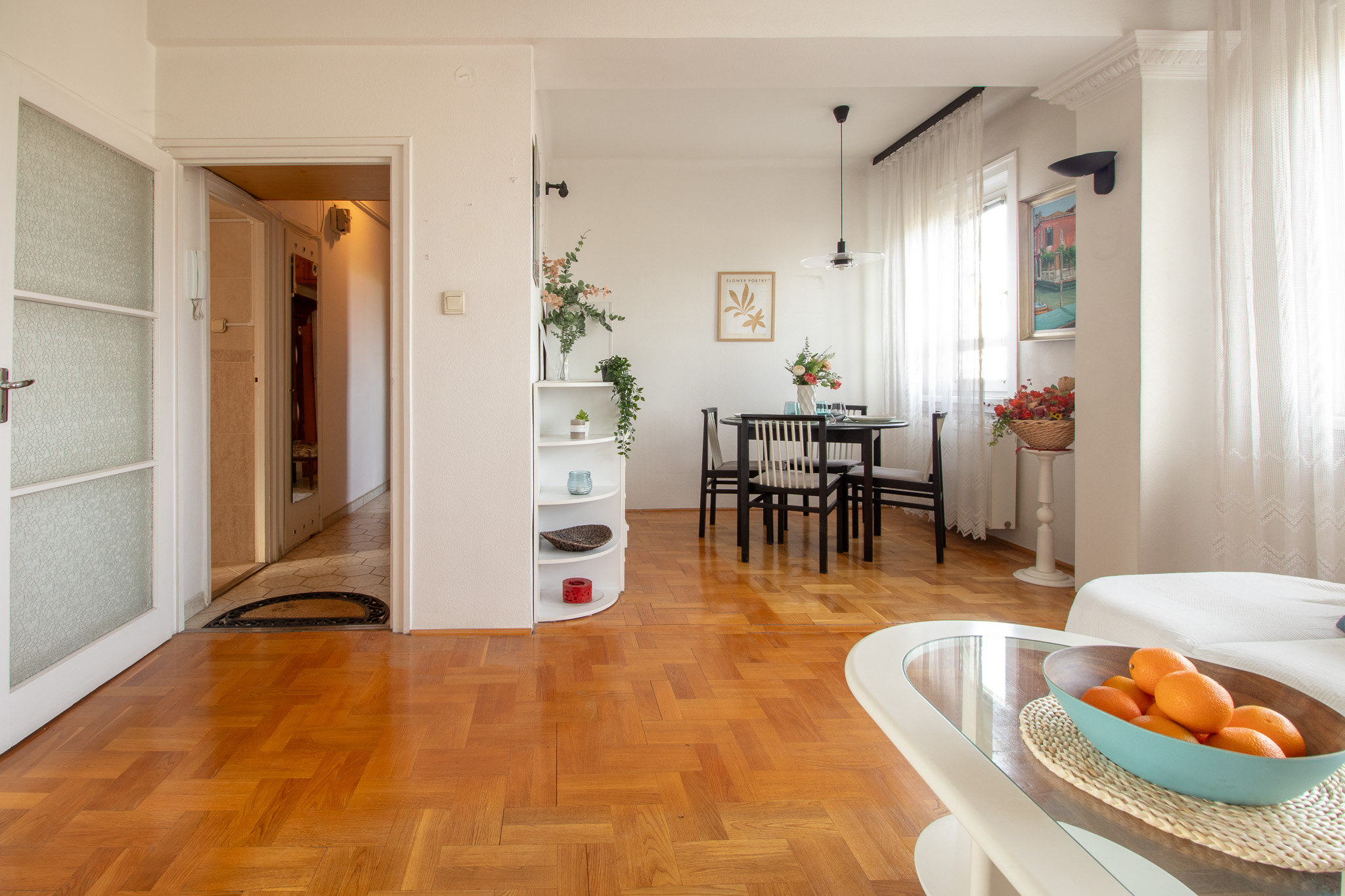 Living room, view to the dining area and hall