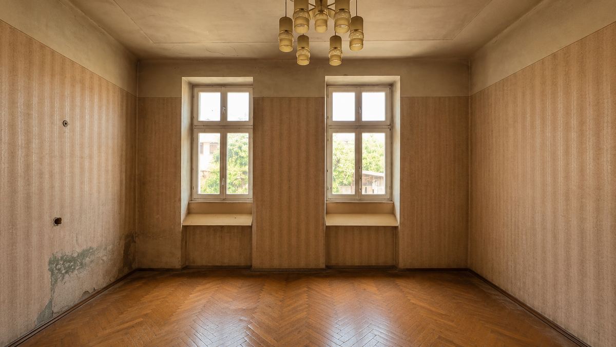 Room – ceiling in poor condition