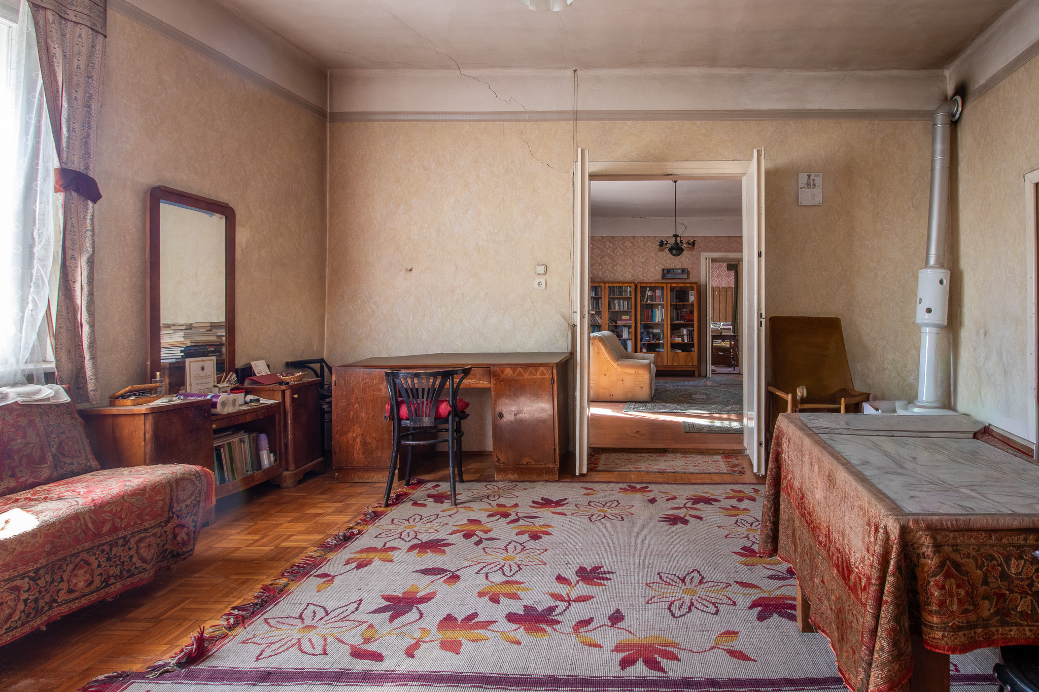 Room, opening to the other room