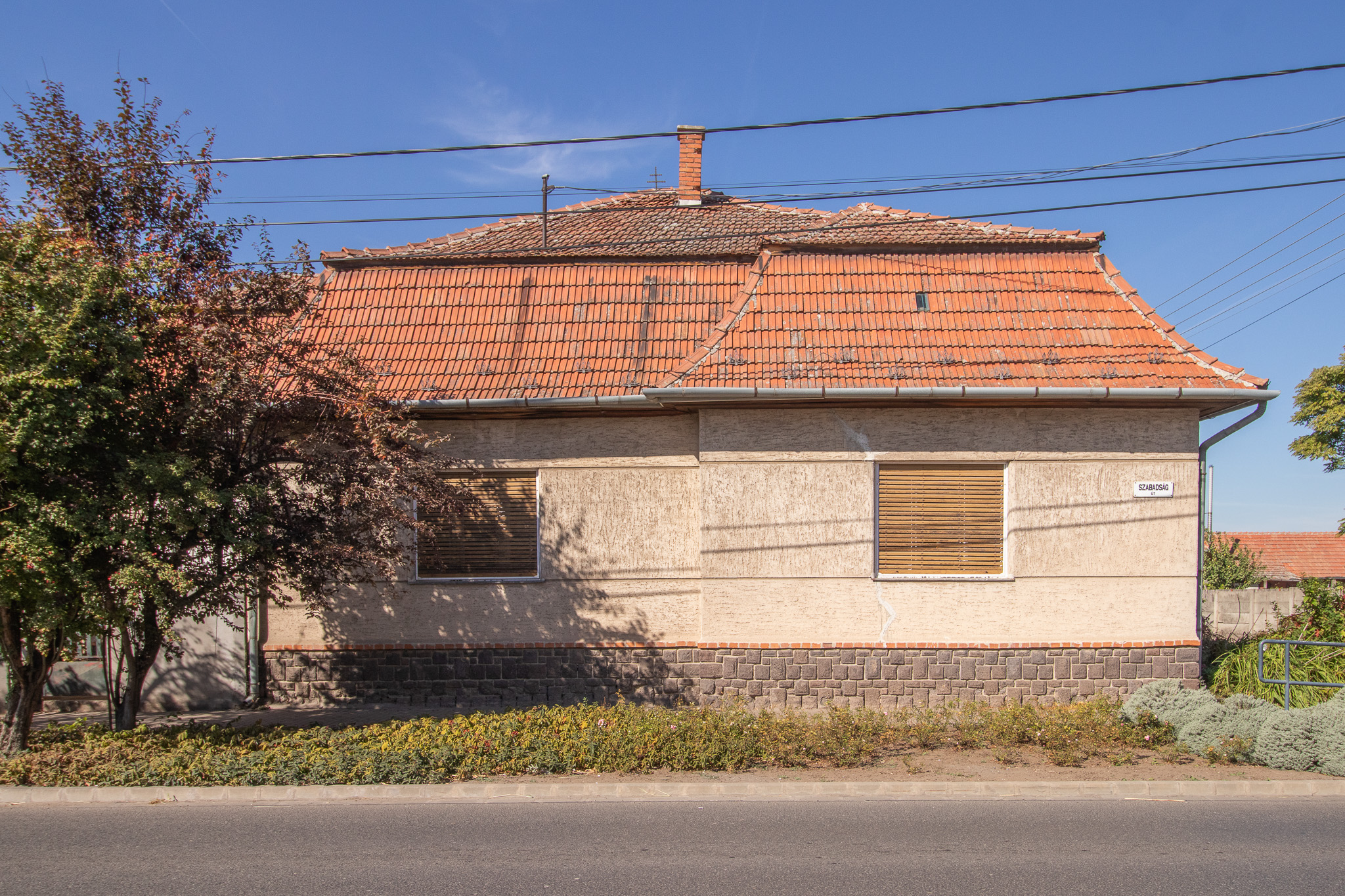 Brick house on a corner plot, Jászfényszaru, Szabadság út