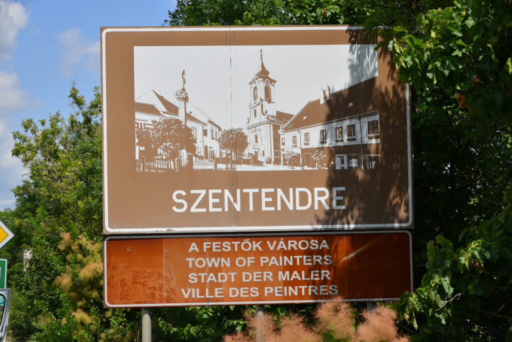 Szentendre – a festők városa: a város táblája a 11-es út mellett