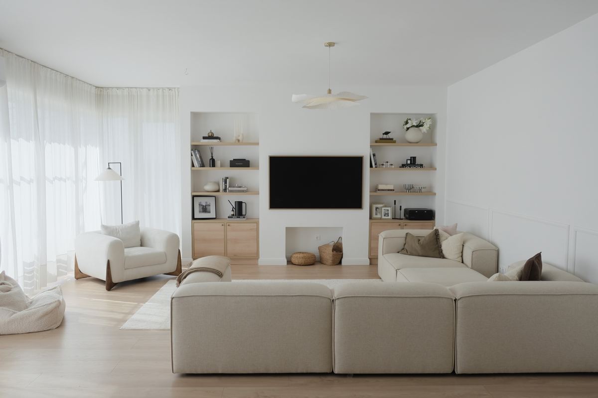 Spacious, bright living room